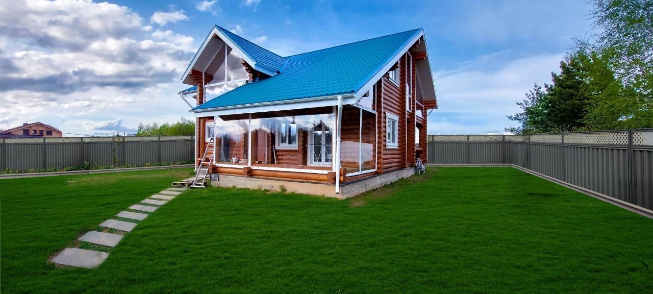 Мягкие окна на веранде загородного дома в Карачеве